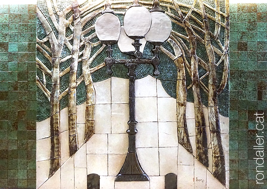 Obra del ceramista Julio Bono a la rambla del Poblenou.