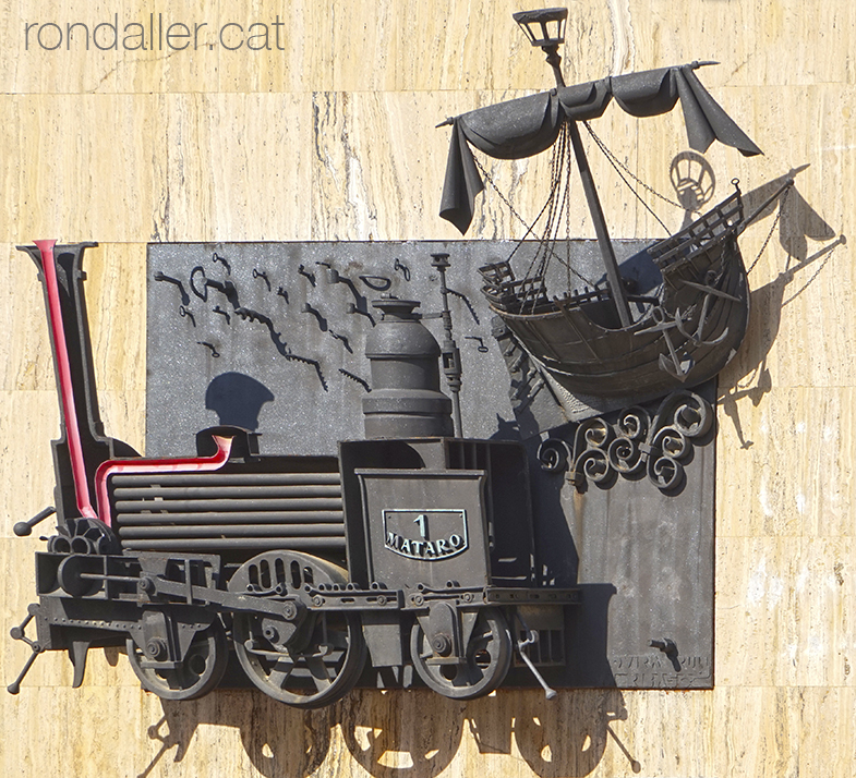 Mataró i el tren. Escultura en ferro de la Coca i la locomotora, feta per Josep Maria Rovira.