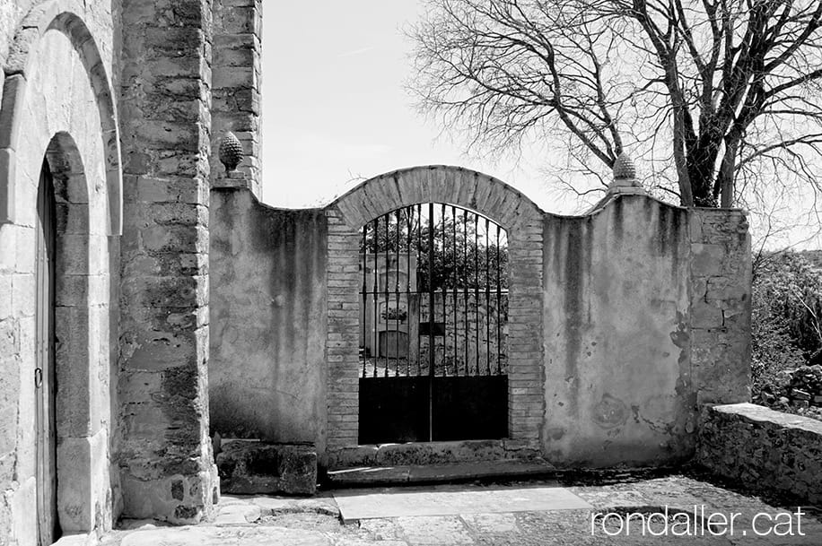 Nucli de Vilafreser. Entrada al cementiri.