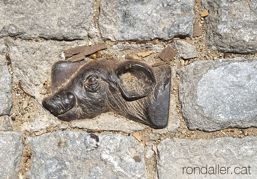 Eescultura d'Efraïm Rodríguez a la plaça Perpinyà.