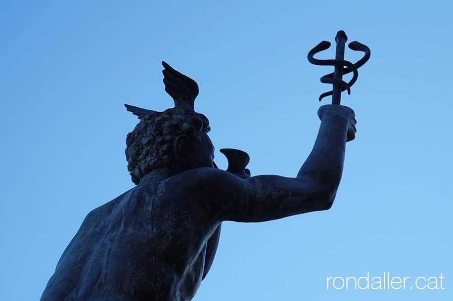 Mataró i el tren. Monument a Miquel Biada amb la figura d'Hermes.