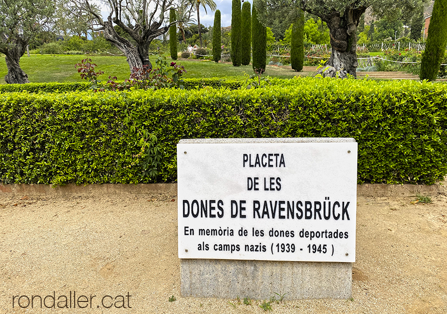 Parc de Cervantes de Barcelona. Placa en memòria a les Dones de Ravensbrück.