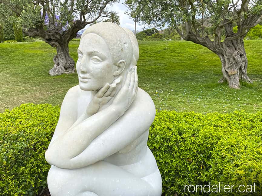 Parc de Cervantes de Barcelona. Escultura Serenitat feta per Eulàlia Fàbregas.