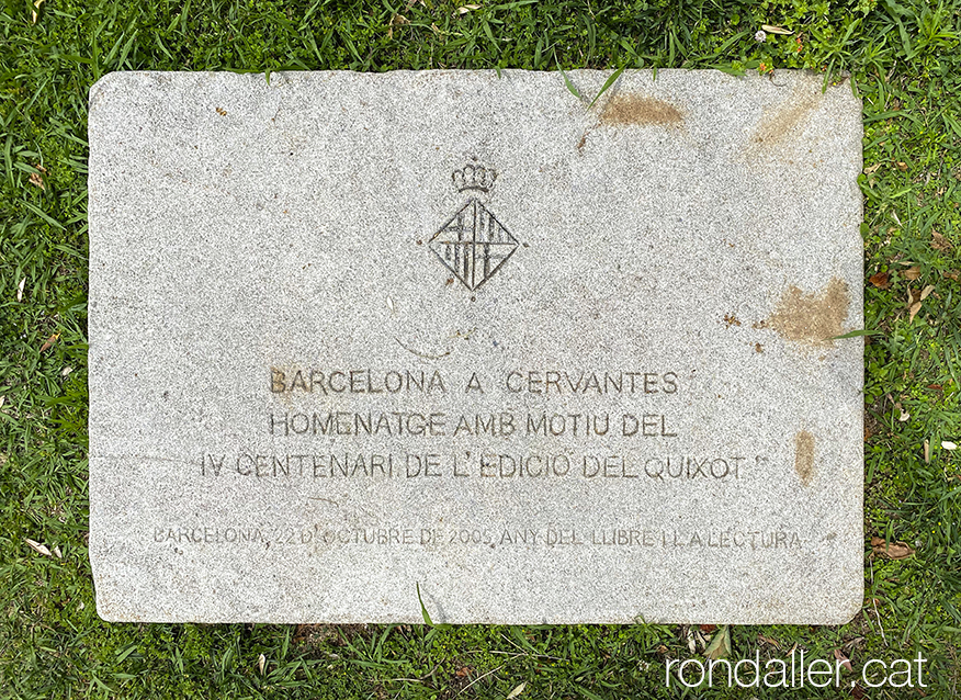Parc de Cervantes de Barcelona. Placa amb l'homenatge a Cervantes.