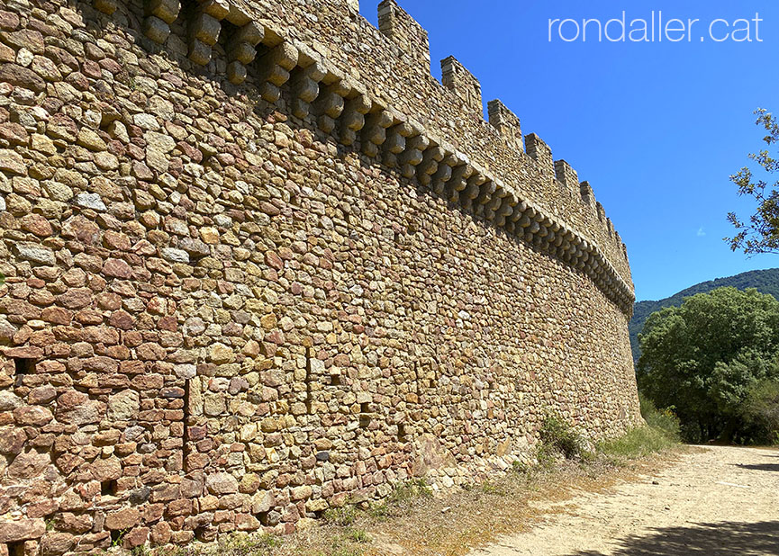 Castell de Requesens a la Jonquera. La muralla exterior.