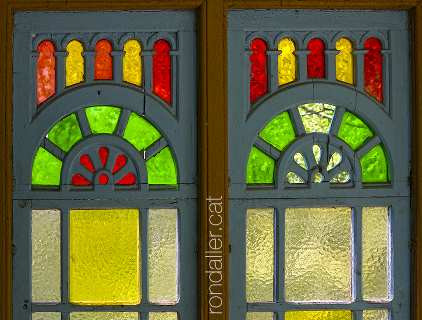 Capella de Montserrat de Sant Quirze de Besora. Detall dels vitralls de les finestres.