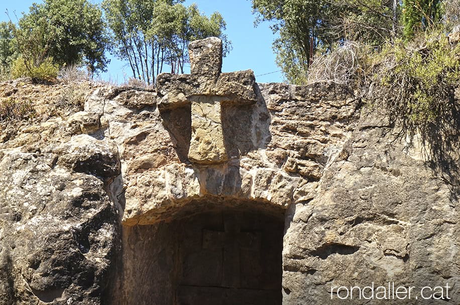 Cementiri modernista d'Olius. Detall d'un panteó.