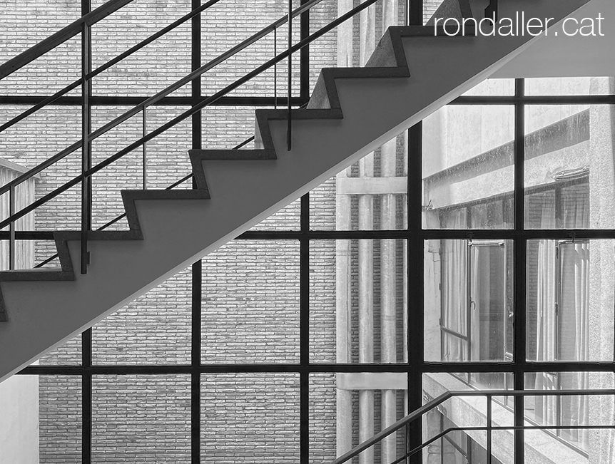 Edifici de leditorial Gustau Gili de Barcelona. Escales interiors.