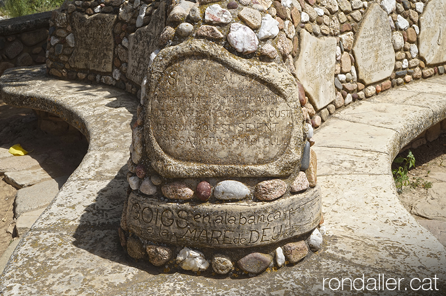 Banc de pedra amb els goigs a la Mare de Déu, fet per Joan Reines.