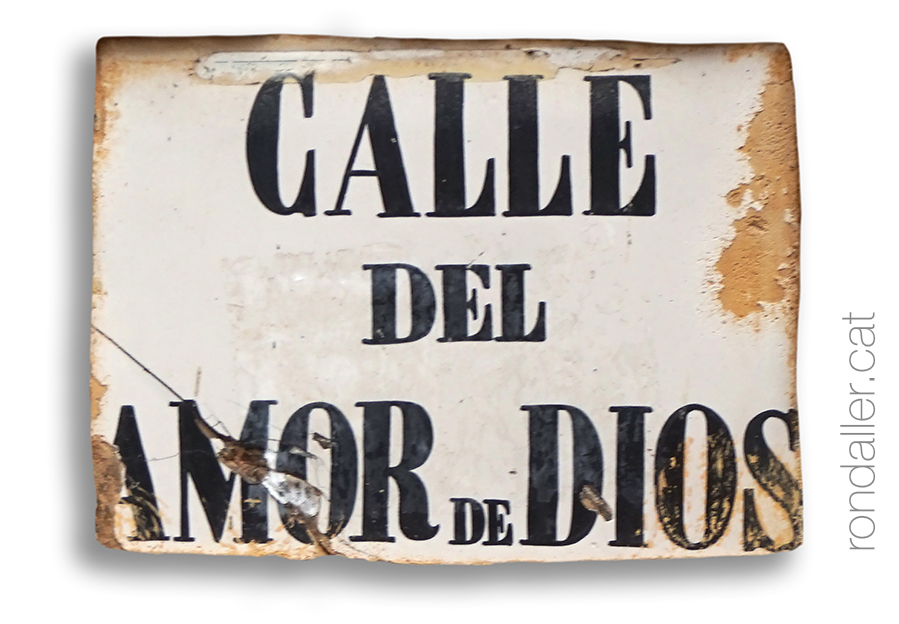 Placa identificativa del segle XIX en un carrer de Madrid.