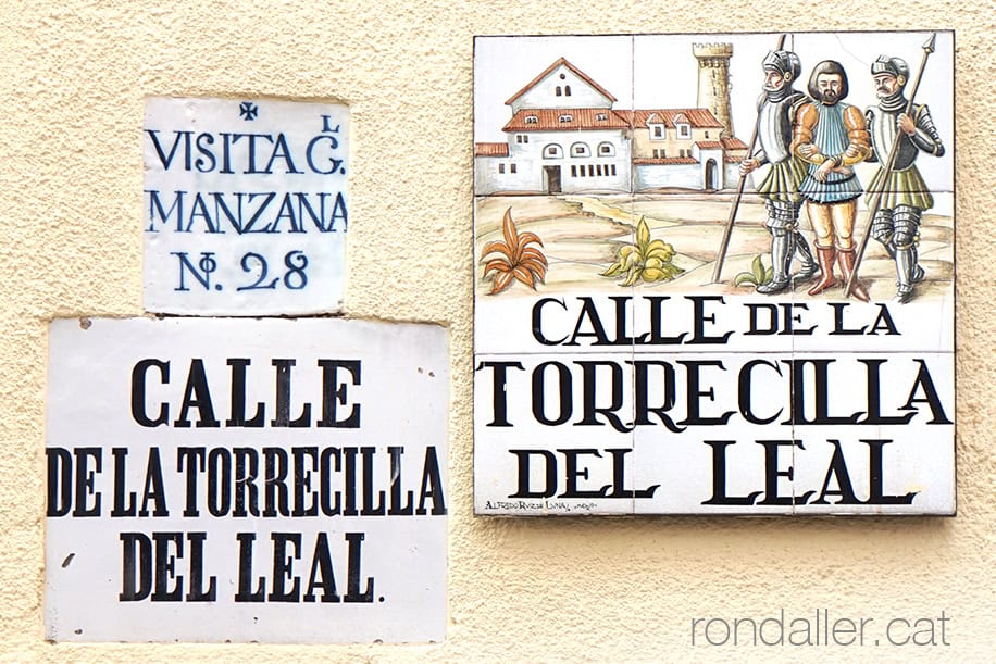 Tres plaques de diversos segles identificatives d'un mateix carrer.