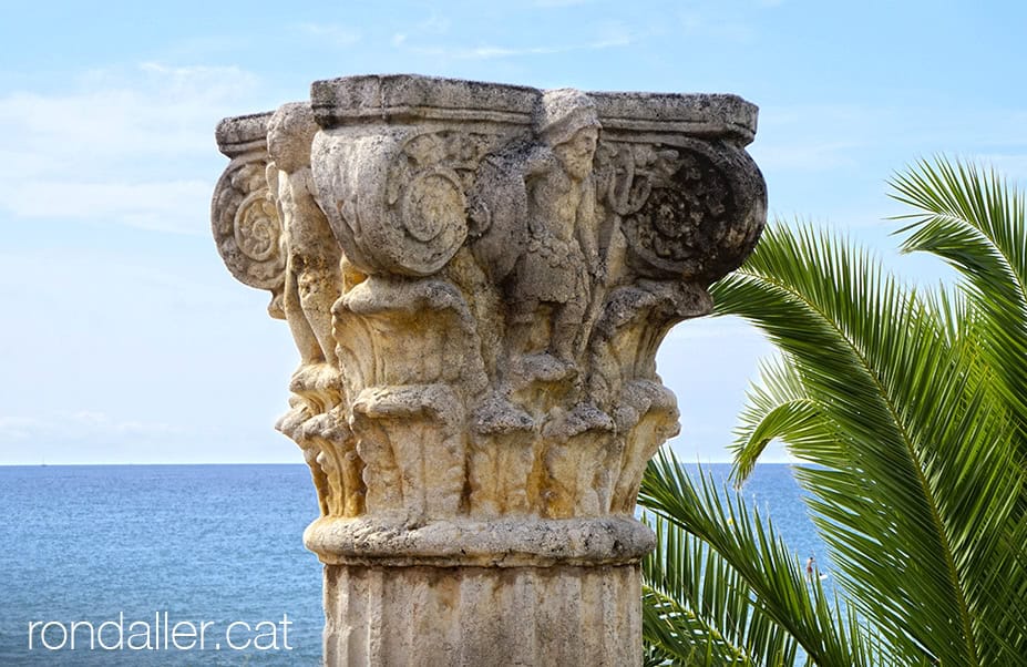 Roc de Sant Gaietà. Capitell d'inspiració romana vora la platja.