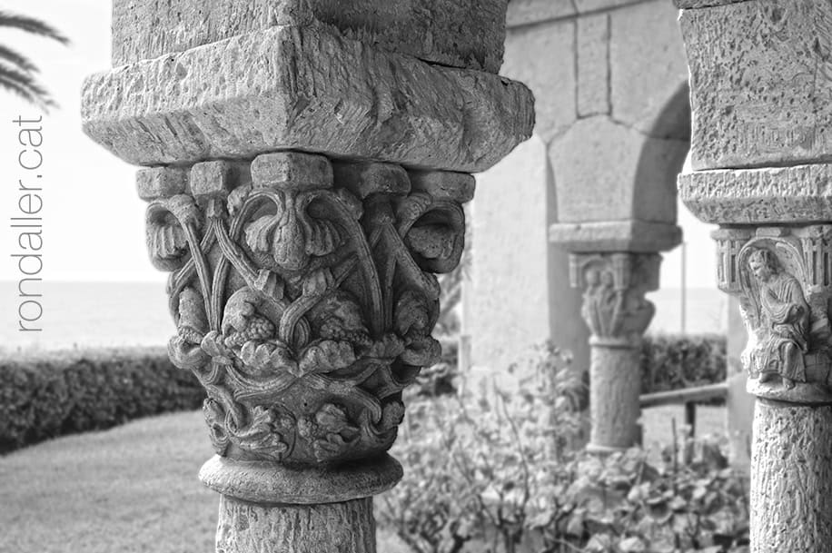 Roc de Sant Gaietà. Capitells neoromànics del claustre.