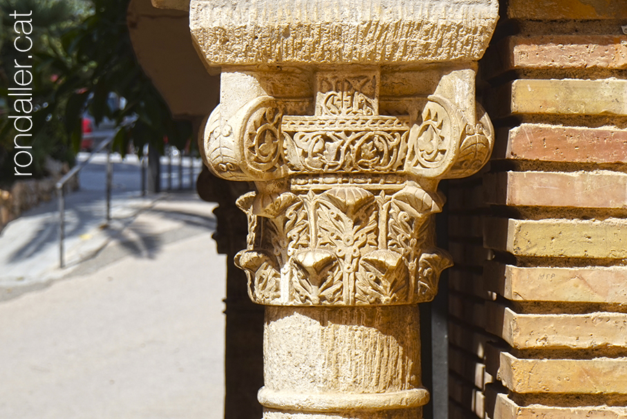 Roc de Sant Gaietà. Capitell d'inspiració califal al portal d'accés a la urbanització.