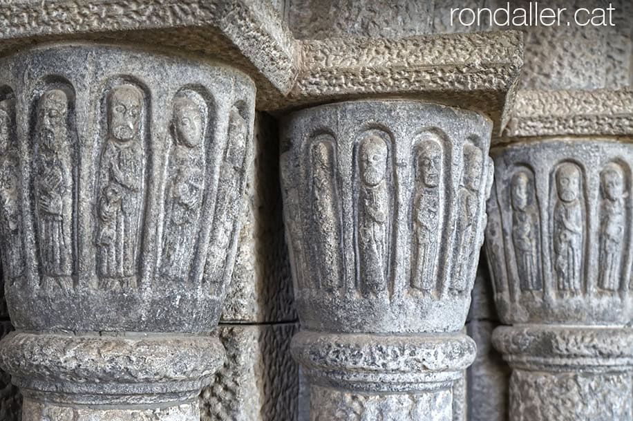 Roc de Sant Gaietà. Capitells neoromàtics en una portalada.