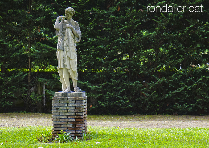 Escultura d'Àrtemis de Gabii als jardins de la finca.