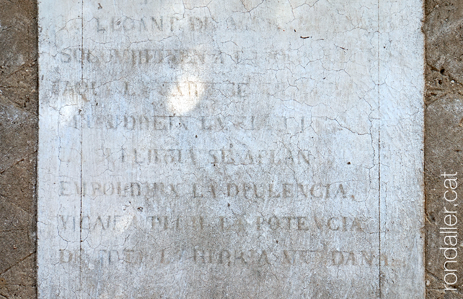 Detall d'una inscripció esgrafiada en un mur de l'església.