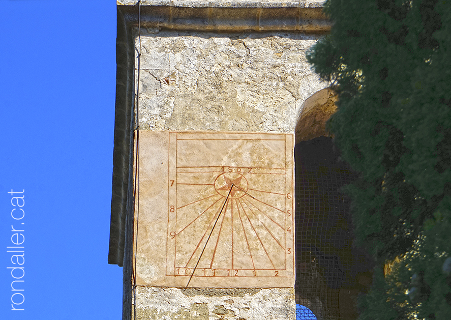 Rellotge de sol restaurat, situat al campanar.