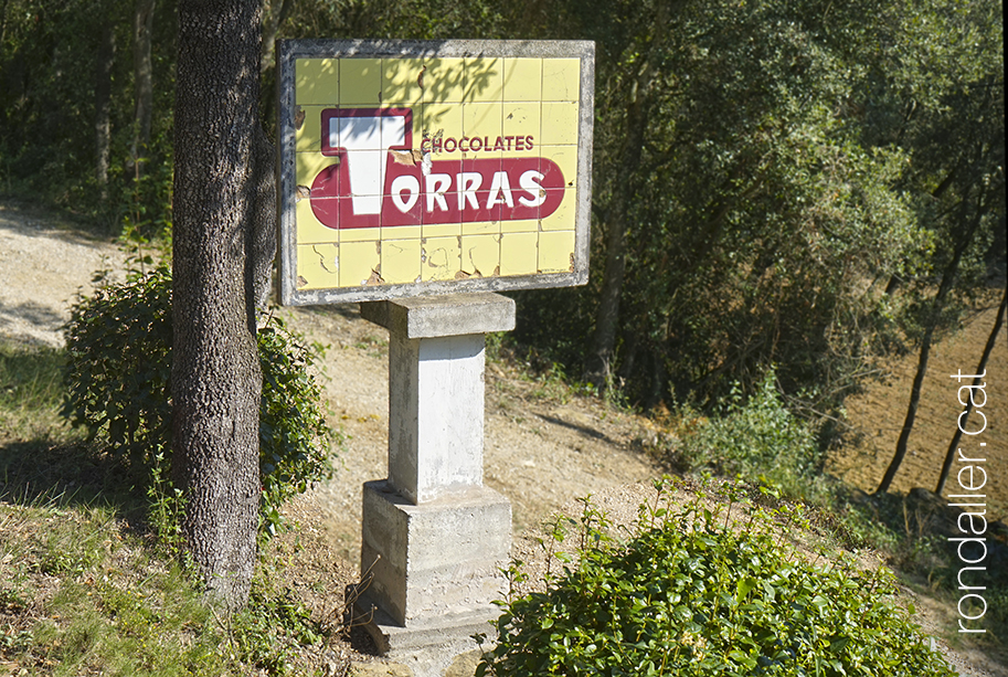 Anunci ceràmic de Xocolates Torras a la Vall de Llémena.