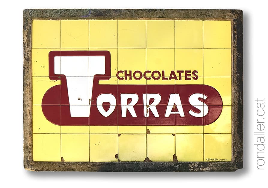 Anunci ceràmic de Xocolates Torras a la Vall de Llémena.