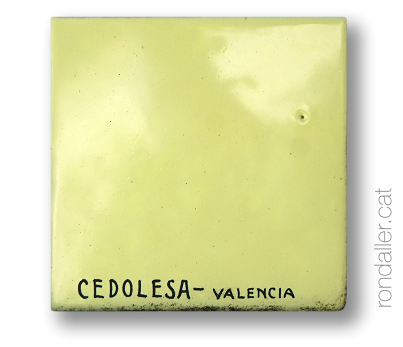 Detall de la signatura de Cedolesa en un plafó ceràmic.
