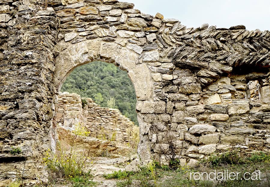 Casal del Serrat a Albanyà. El portal principal.