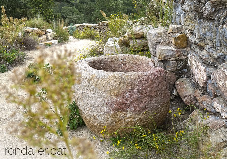 Casal del Serrat a Albanyà. Una pica al costat del mur.