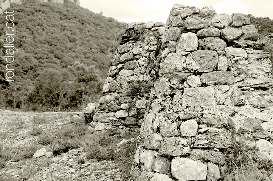 Casal del Serrat a Albanyà. Mur fortificat.