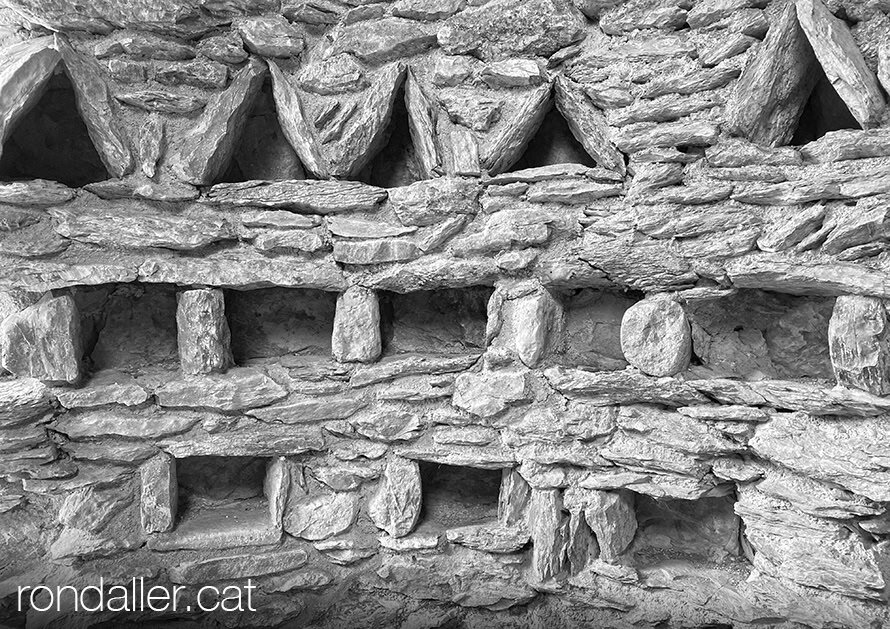 Interior del colomar de Bertran amb les cavitats on fer els nius.