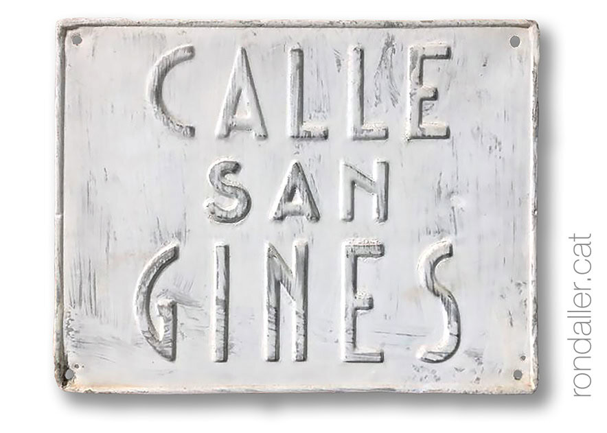 Antiga placa metàl·lica del carrer de Sant Genís de Vilassar de Mar.