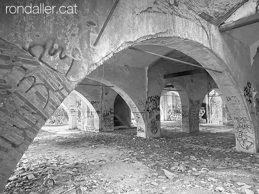 Interior de la fàbrica de la vila del Catllar.