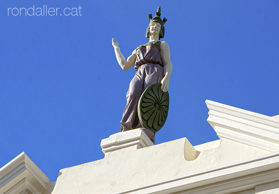 Estàtua de la deessa Atena en una escola.