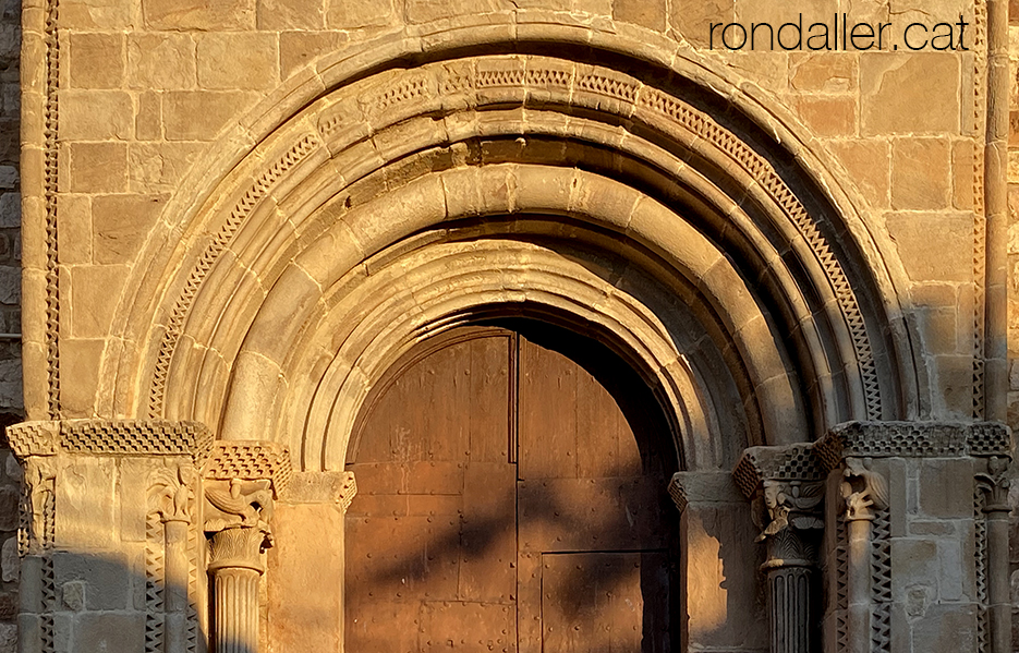 Portalada romànica de Sant Fèlix de Canovelles.