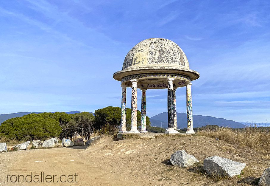 Glorieta de la miranda d'en Puntas al terme de la Roca del Vallès.