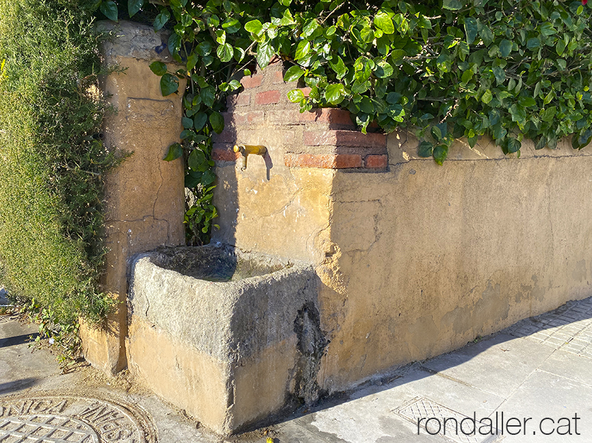 Font d'en Letes, a la cantonada amb el carrer de Sant Pere i riera d'en Cintet.