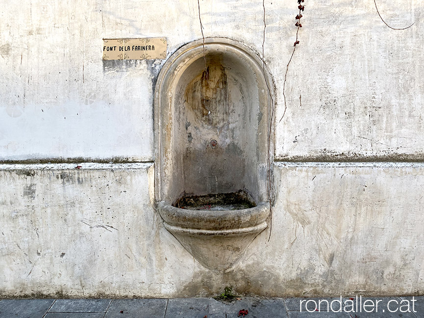 Font de la Farinera encastada a l'antiga torre de telegrafia òptica.