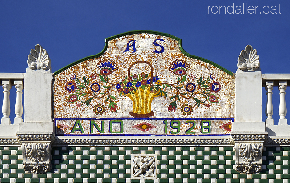 Façana enrajolada al barri del Cabanyal.