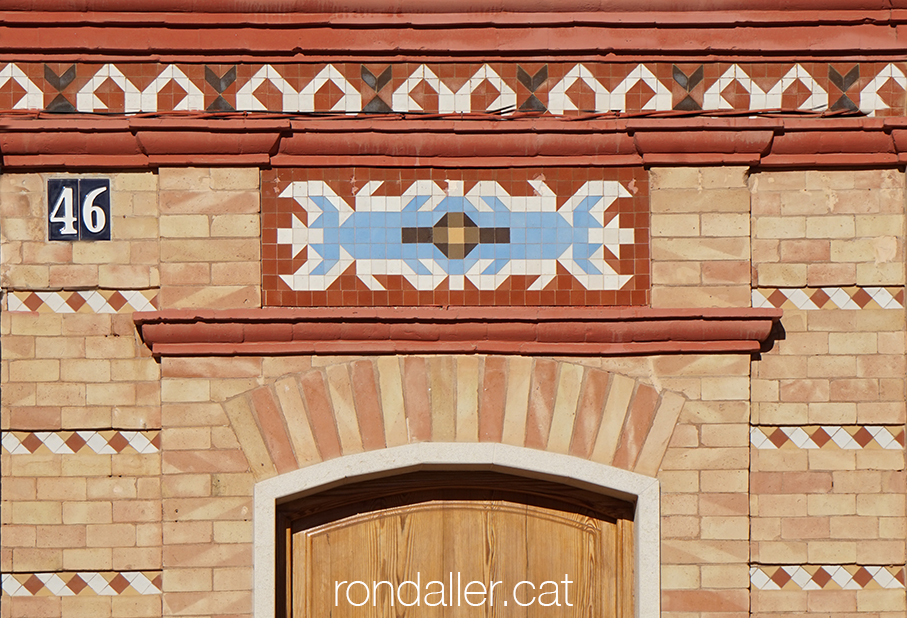 Mosaics Nolla de Meliana. Detall de la decoració d'una façana.