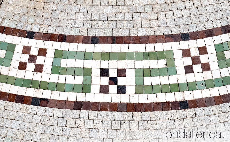 Mosaics Nolla de Meliana. Detall del paviment de la plaça del Pou.
