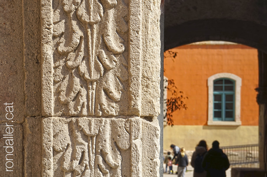 Detall d'una de les entrades del recinte monàstic.