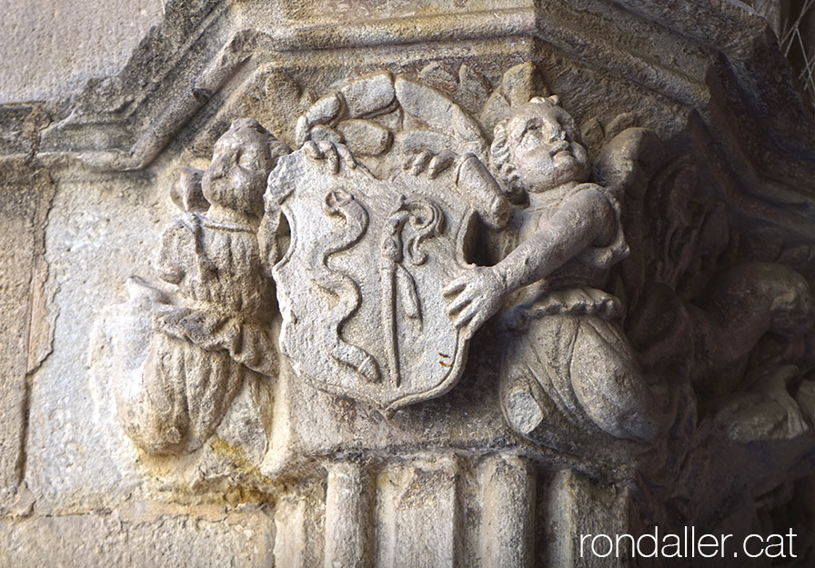 Convent de Sant Agustí Vell. Detall d'un capitell amb l'escut de l'orde..