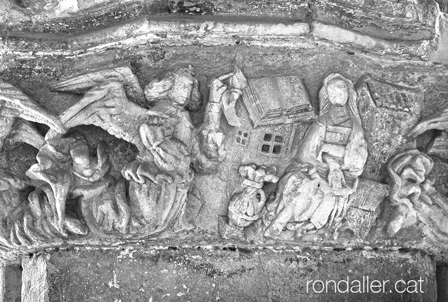 Convent de Sant Agustí Vell. Detall d'un capitell amb l'anunciació..