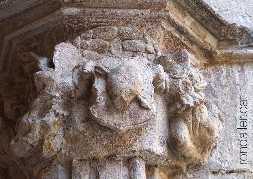 Convent de Sant Agustí Vell. Detall d'un capitell esculpit.