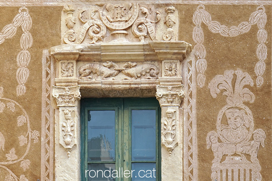 Casa del Portal del Pardo del Vendrell. Esgrafiats barrocs.