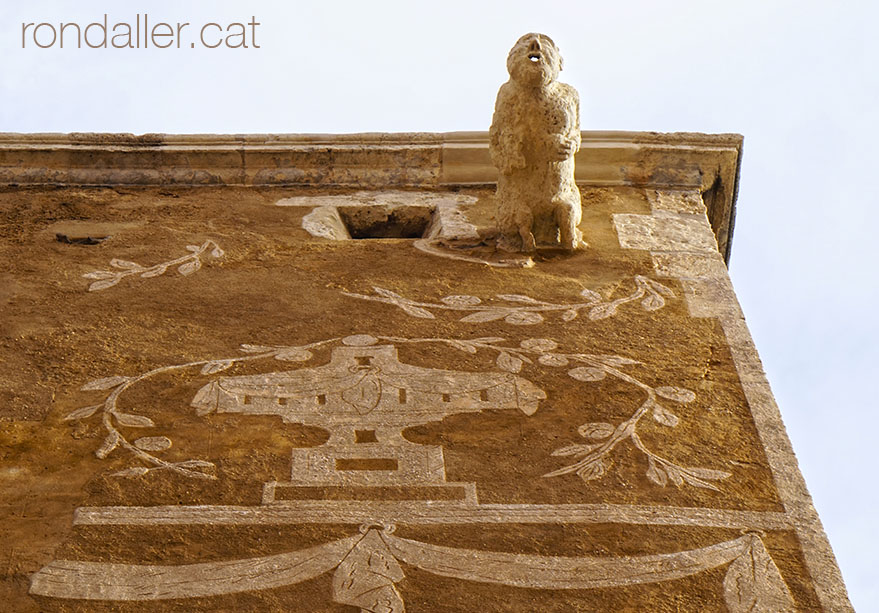 Gàrgola de pedra a l'antiga casa d'apel·les Fenosa.