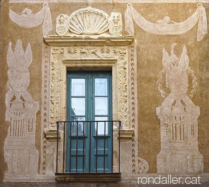 Casa del Portal del Pardo del Vendrell. Esgrafiats barrocs.