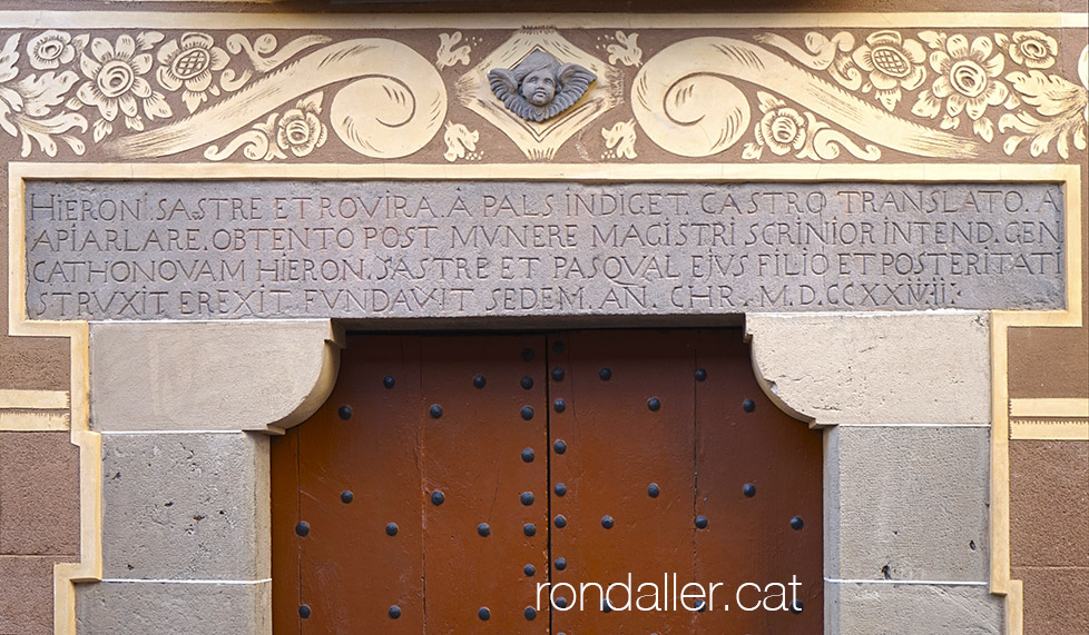 Casa Sastre de Piera. Llinda de la porta amb una inscripció.