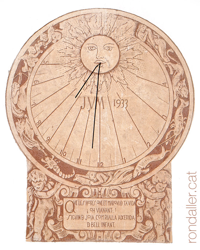 Rellotge de sol esgrafiat a cal Pepus de la Llorença.