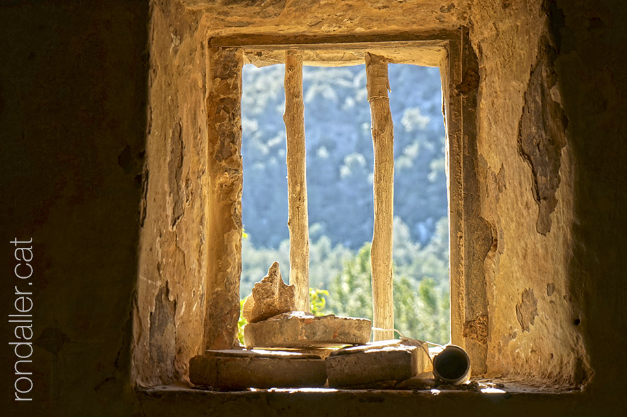 Finestra en un mas abandonat dins el terme del Montmell.