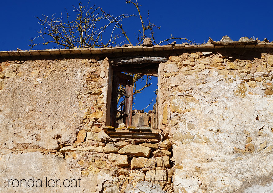 Finestra en un mas abandonat dins el terme del Montmell.